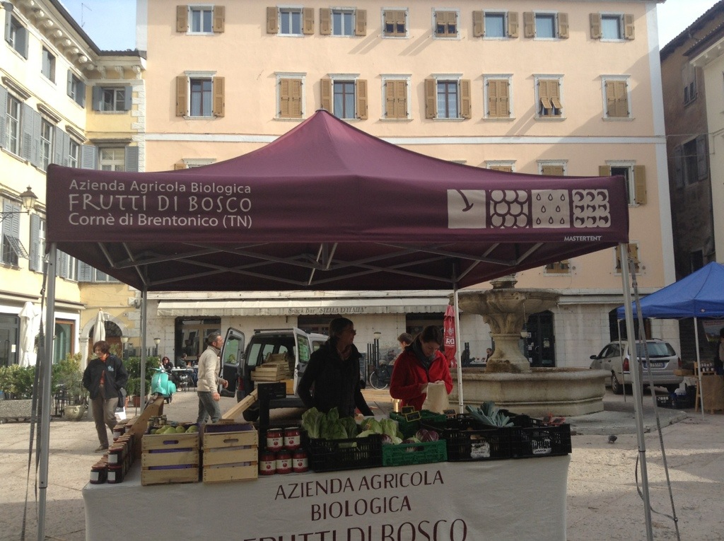 mercatino prodotti bio in piazza delle Erbe a Rovereto