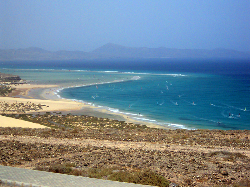 Surfisti a Fuerteventura sulle spiagge di Cofete