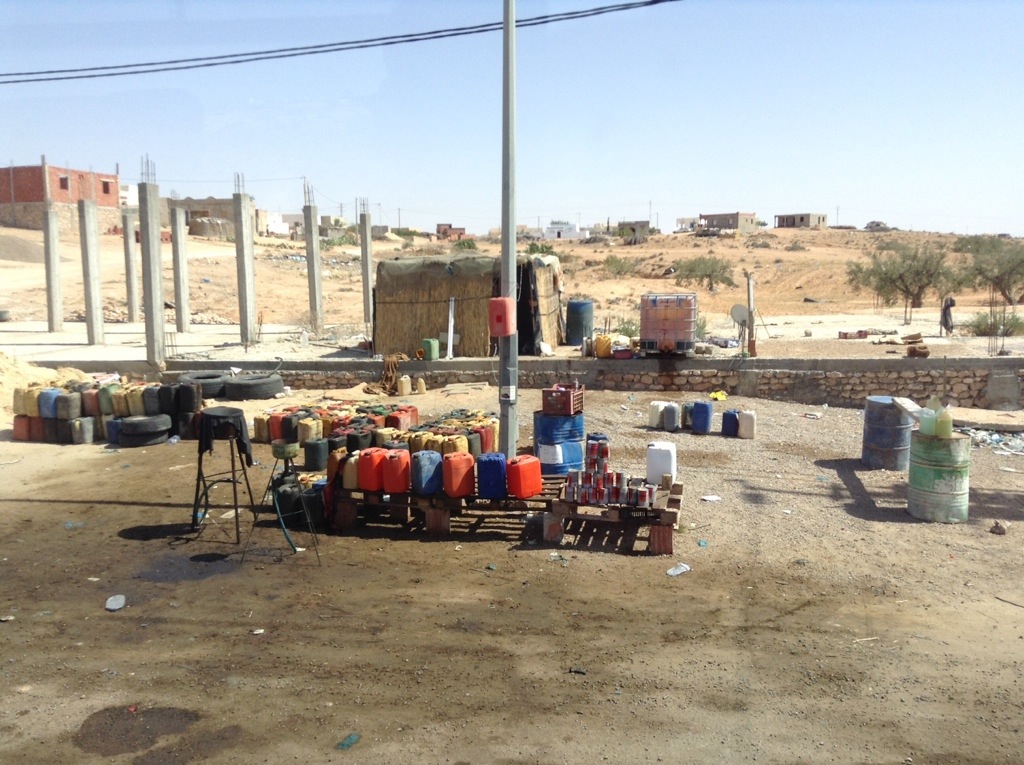 venditori abusivi di benzina in tunisia