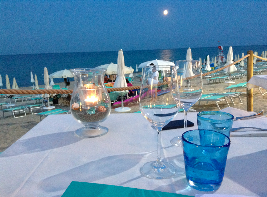 cena romantica sulla spiaggia