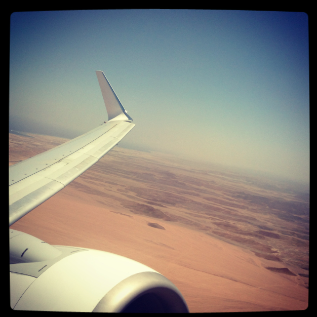 ala di aereo sul deserto