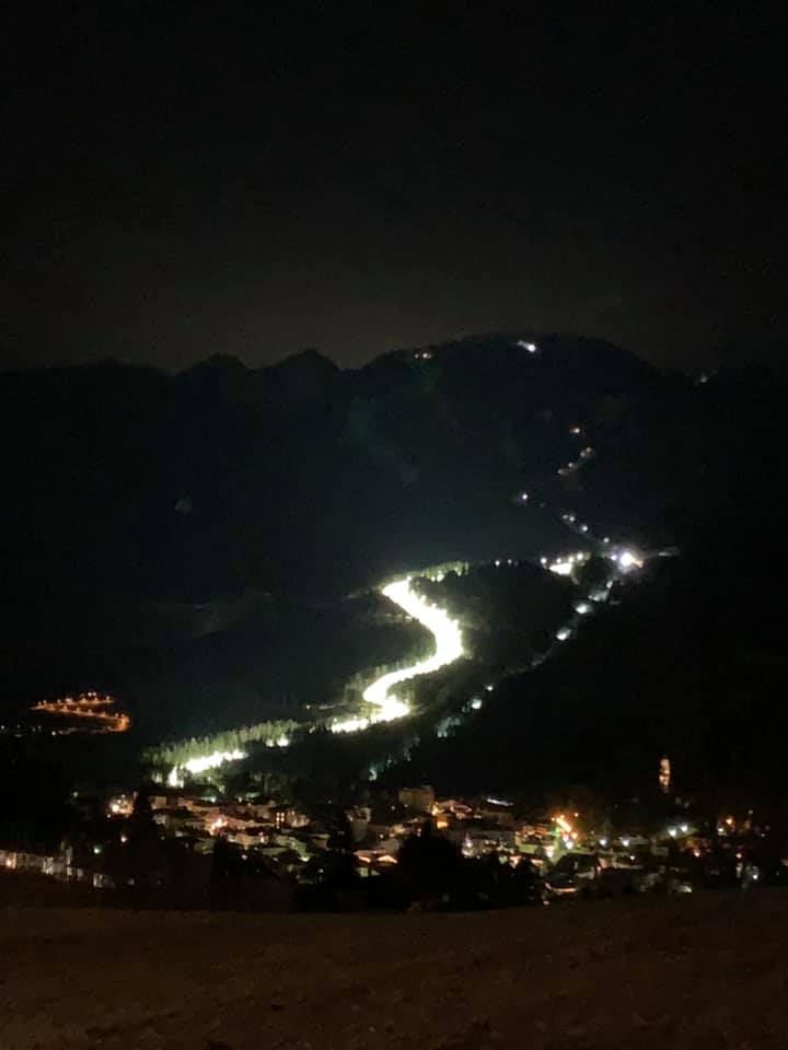 pista cermis illuminata di notte